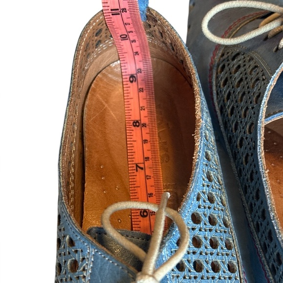 Volkswalkers handmade perforated leather lace up flats - Picture 6 of 7